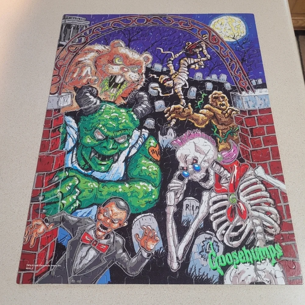 VTG 1996 Goosebumps Glow In The Dark 200 Piece Jigsaw Puzzle Complete